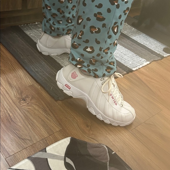 K-Swiss Women’s White and Hot Pink accents size 10. Only been worn twice! MMAO - Picture 16 of 16